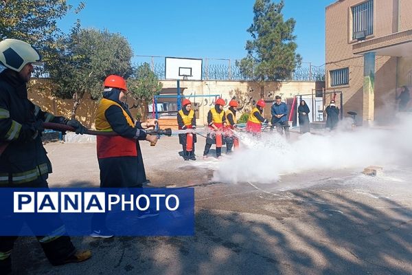 مانور پدافند غیرعامل در دبیرستان  سوده شهرستان ورامین 