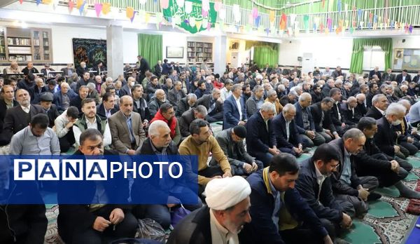 نهج‌البلاغه‌خوانی نماز‌گزاران کمالشهر پیش از خطبه‌های نماز 