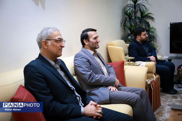 دیدار معاون برنامه و توسعه منابع وزارت آموزش و پرورش از خانواده شهید ساداتی ارمکی
