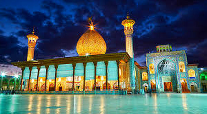 جمعی از اصحاب رسانه ،در آیین غبارروبی آستان احمدی ازشرکت کردند 