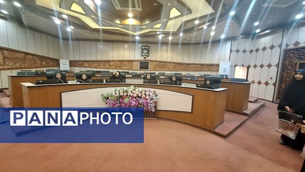 نشست صمیمی با حضور مسئولان و دانشآموزان زینب نام در یزد