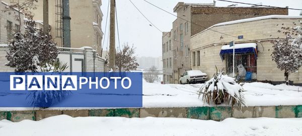 یلدای برفی در اراک؛ مردم با شادی به استقبال جشن یلدا می‌روند