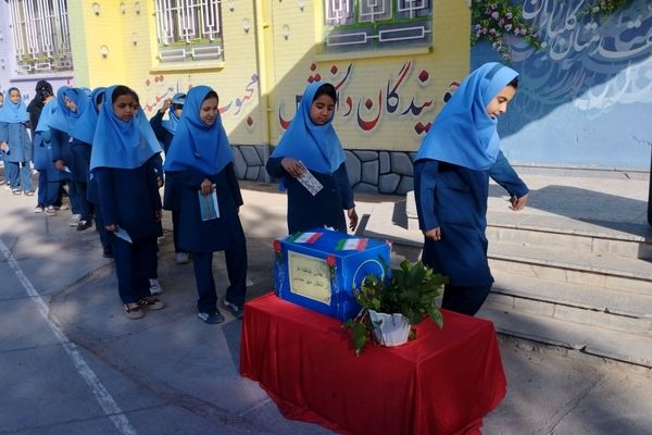 جشن عاطفه ها در مدرسه فرهنگ شهرستان خلیل آباد 