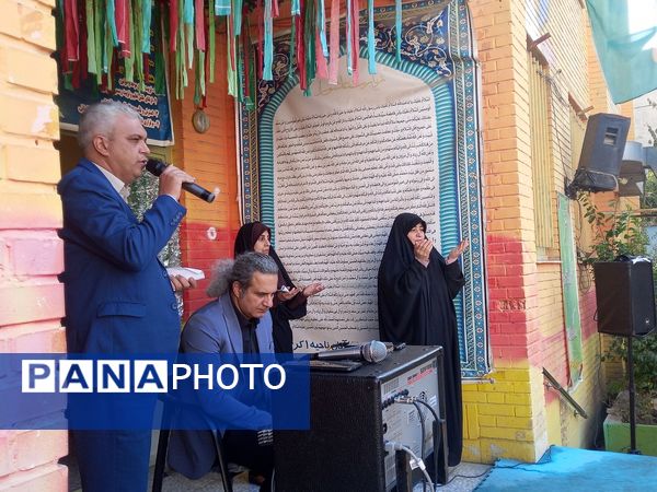 نواختن زنگ آغاز سال تحصیلی در دبیرستان سیزده آبان 