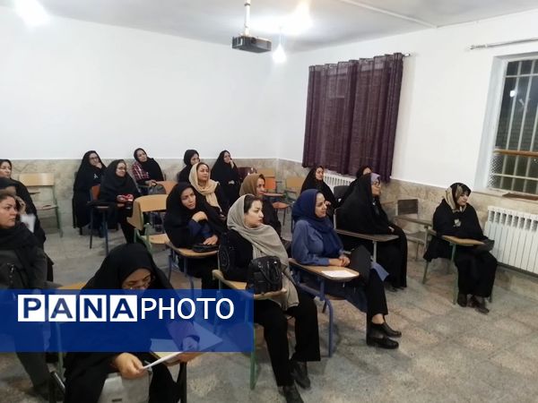  دیدار دبیران با اولیا در دبیرستان دخترانه فاطمیه 