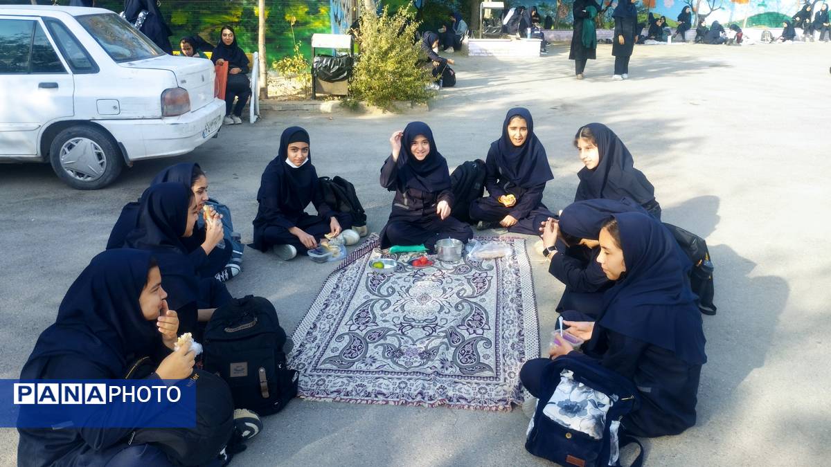 دور همی دخترانه همزمان با هفته بهداشت روان در دبیرستان فرهنگیان 