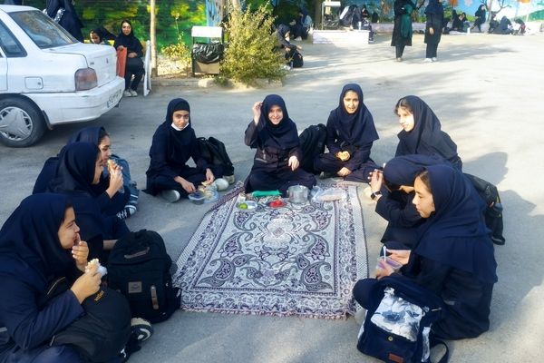 دور همی دخترانه همزمان با هفته بهداشت روان در دبیرستان فرهنگیان 