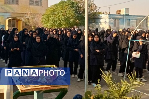 نواختن زنگ هفته سلامت روان در دبیرستان حضرت معصومه (س) شهرستان فیروزه