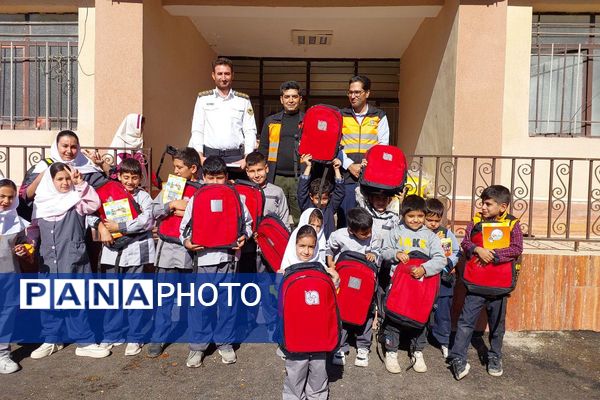 هدایای فرهنگی هفته پدافند غیرعامل به مدارس روستایی فیروزکوه رسید