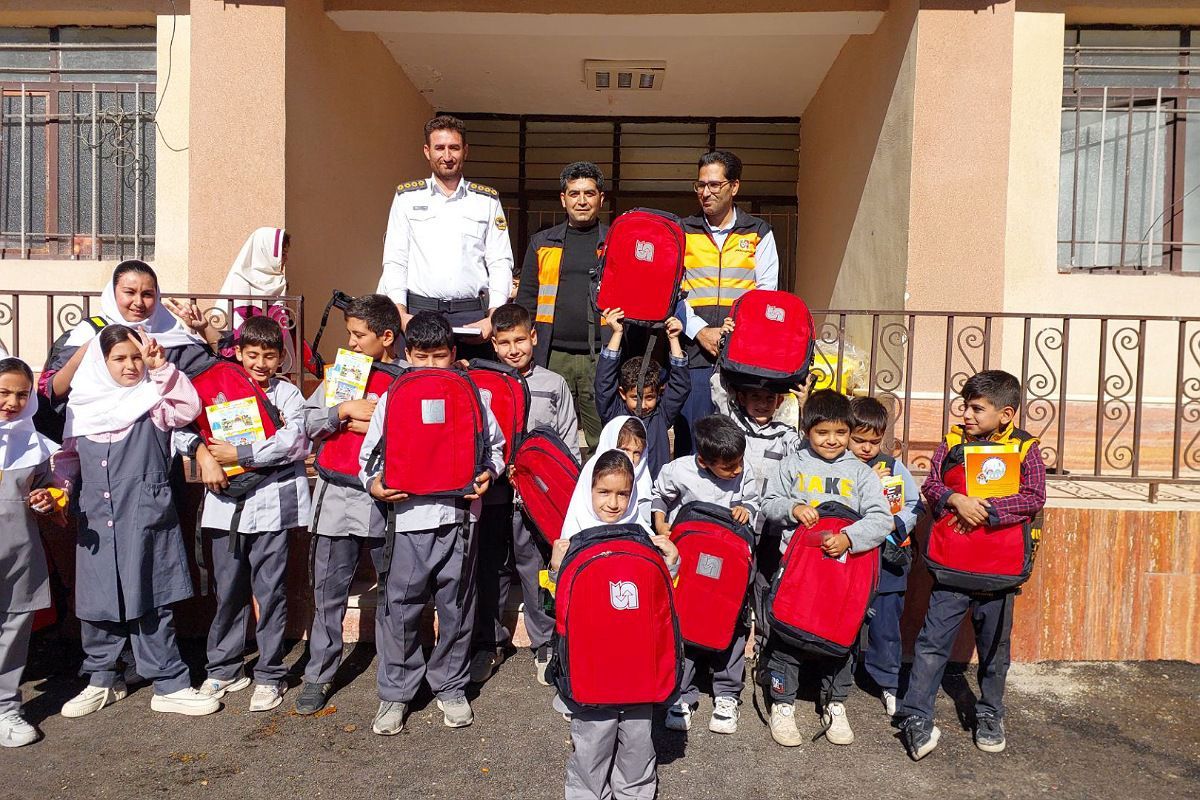 هدایای فرهنگی هفته پدافند غیرعامل به مدارس روستایی فیروزکوه رسید