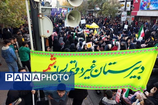 حضور دانش‌آموزان زنجانی در راهپیمایی روز ۱۳ آبان 