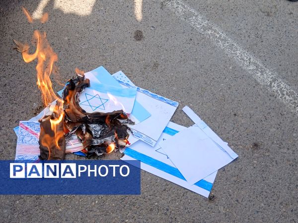 طنین شعارهای انقلابی در دبستان دخترانه میثاق به مناسبت ۱۳ آبان