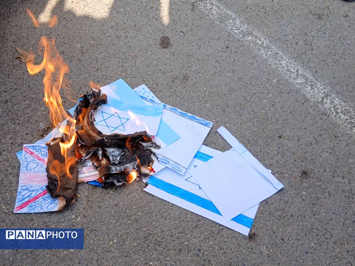 طنین شعارهای انقلابی در دبستان دخترانه میثاق به مناسبت ۱۳ آبان