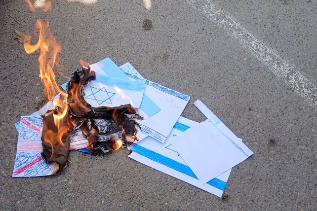 طنین شعارهای انقلابی در دبستان دخترانه میثاق به مناسبت ۱۳ آبان