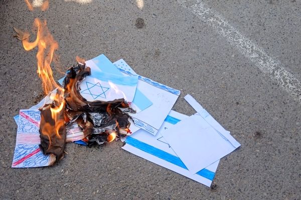 طنین شعارهای انقلابی در دبستان دخترانه میثاق به مناسبت ۱۳ آبان