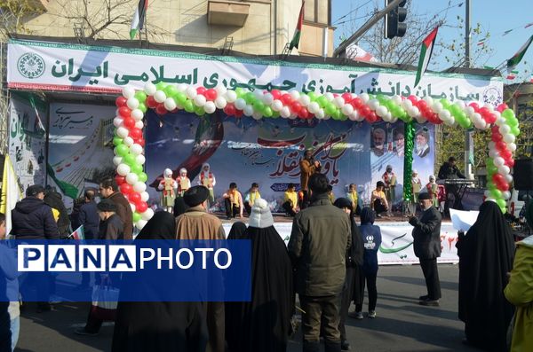 حال و هوای غرفه‌های سازمان دانش‌آموزی و خبرگزاری پانا در راهپیمایی ۲۲ بهمن