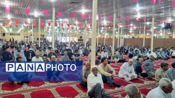 تجمع نمازگزاران نماز جمعه قشم در روز خشم و نصر