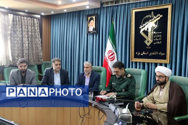 دیدار جمعی از دانش‌آموزان اشکذری و مسئولان آموزش و پرورش با فرمانده سپاه الغدیر 