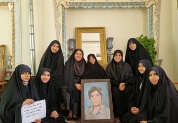 دیدار دانش‌آموزان دبیرستان خدیجه کبری ناحیه ۴با خانواده شهید رسول بیاضی