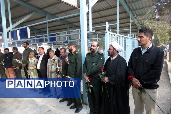 احترام به مقام شهدا با حضور فرماندهان و بسیجیان در گلزار بی‌بی سکینه(س) شهرستان ملارد