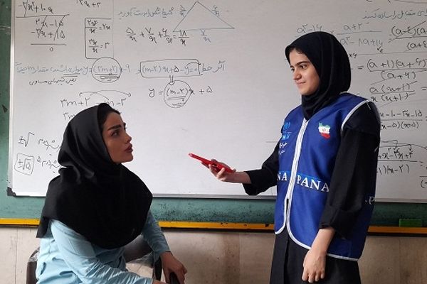 علاقه به دانش‌آموزان عشق به تدریس را در من زنده نگه می‌دارد