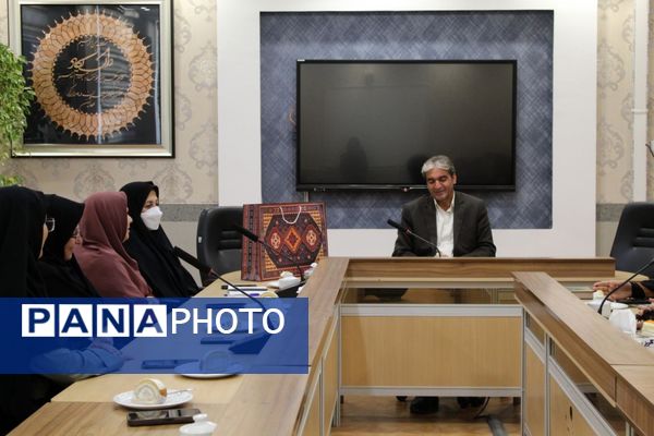 جلسه هم‌اندیشی بانوان اداری نیشابور با مدیر آموزش و پرورش 