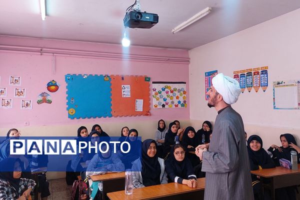 برگزاری کارگاه‌های آموزشی با حضور روحانیون گروه‌های جهادی در مدارس ناحیه دو شهرری 