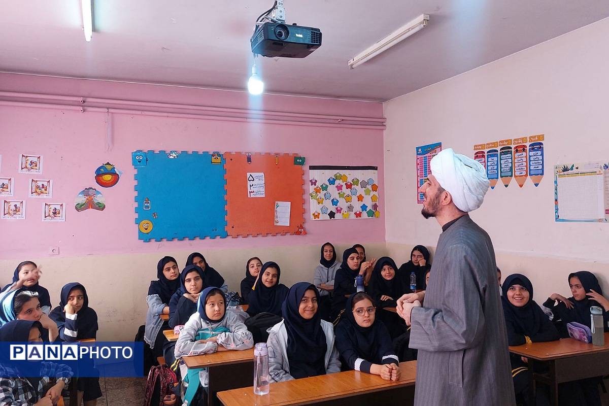 برگزاری کارگاه‌های آموزشی با حضور روحانیون گروه‌های جهادی در مدارس ناحیه دو شهرری 