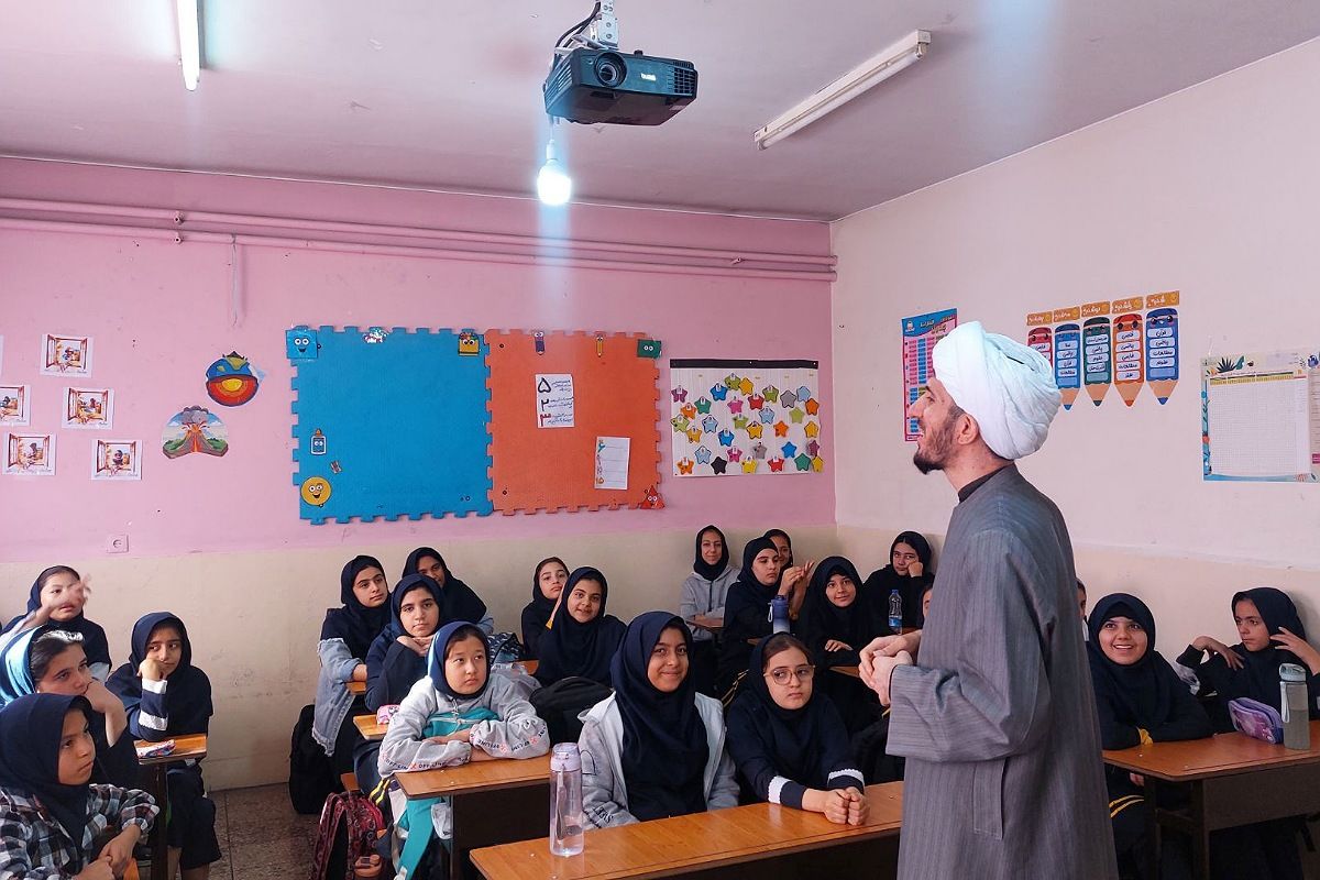 برگزاری کارگاه‌های آموزشی با حضور روحانیون گروه‌های جهادی در مدارس ناحیه دو شهرری 