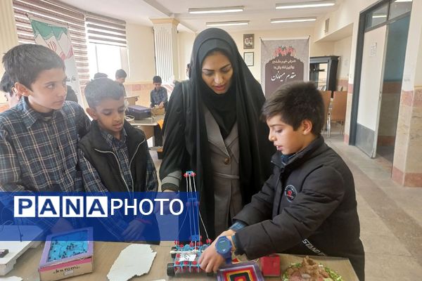 برپایی نمایشگاه دست‌سازه‌های دانش‌آموزی در دبستان آیت الله مشکینی پیشوا با حضور مدیر پژوهشسرا