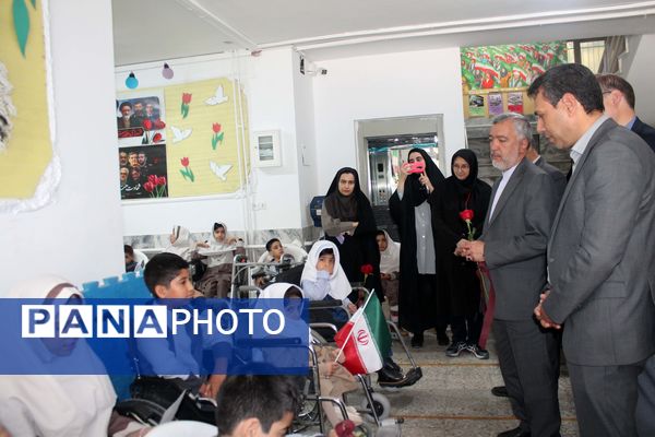 بازدید مدیرکل آموزش و پرورش استان خراسان رضوی از مدرسه خدیجه ی کبری (س) 