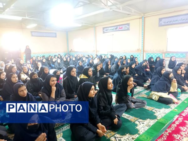 عطر فاطمی در فضای آموزش دبیرستان میرزا جعفر سروقد با برپایی ایستگاه صلواتی 