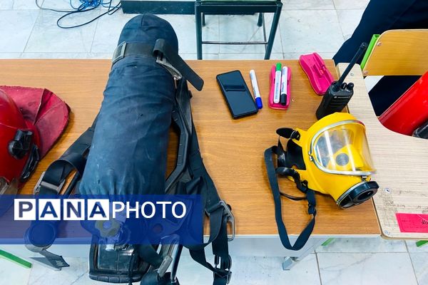  آماده‌سازی مانور زلزله با آموزش آتش‌نشان‌ها در مدرسه نمونه‌دولتی شهید مطهری رباط‌کریم