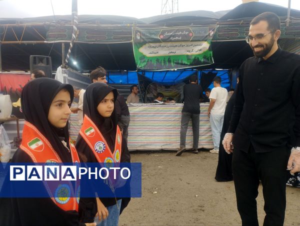 خدمت‌رسانی فرهنگیان و دانش‌آموزان پیشتاز زنجانی در موکب هیات رزمندگان ایجرود