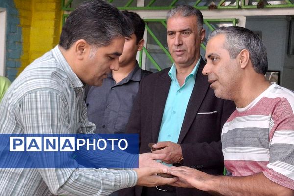 تجلیل دبیرستان شهید قمی از پدران مسئول در نیروی انتظامی و آتش‌نشانی