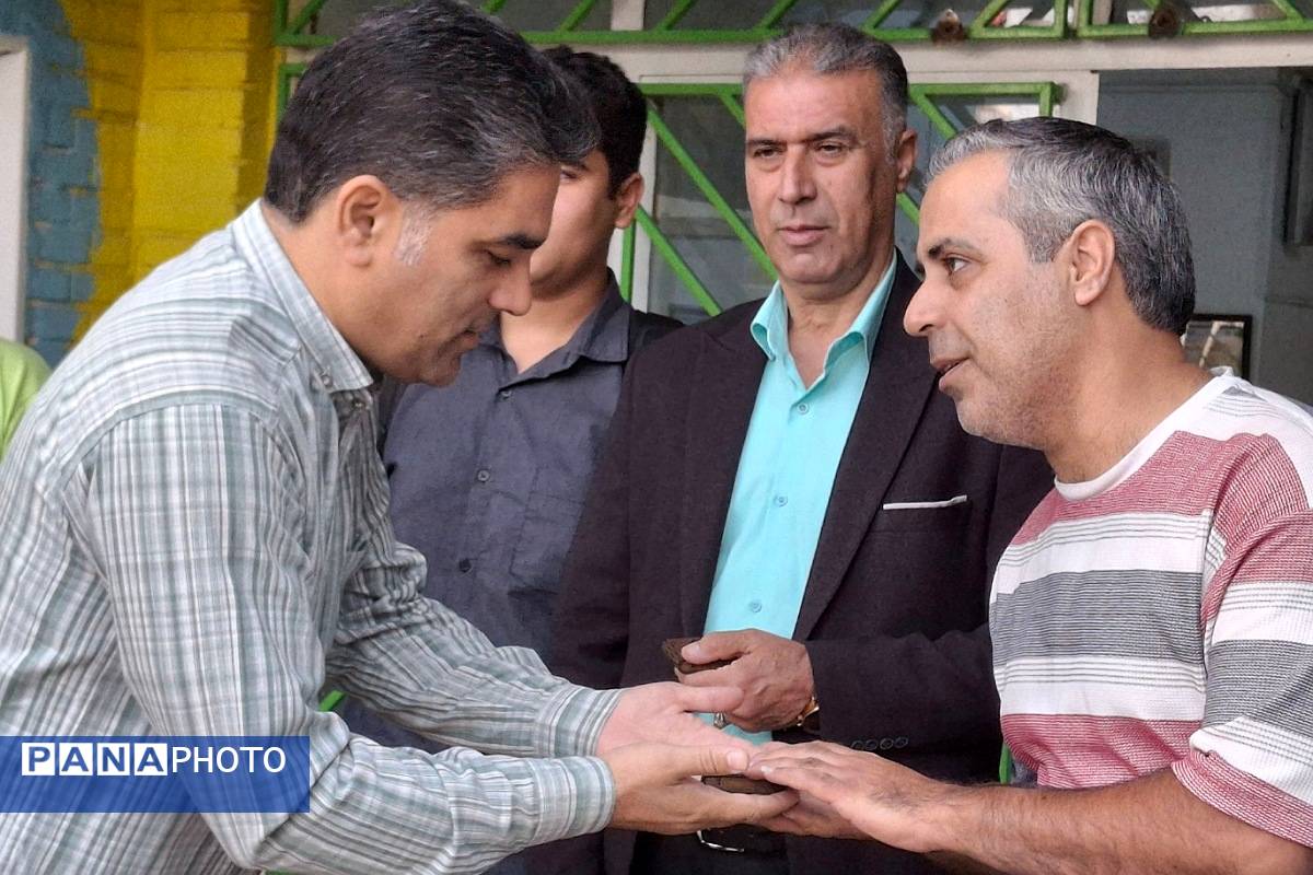 تجلیل دبیرستان شهید قمی از پدران مسئول در نیروی انتظامی و آتشنشانی