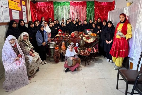 جشن آیینی «شب یلدا» با هدف تقویت صمیمیت و هویت فرهنگی در مدرسه لاله‌های انقلاب برگزار شد
