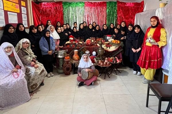 جشن آیینی «شب یلدا» با هدف تقویت صمیمیت و هویت فرهنگی در مدرسه لاله‌های انقلاب برگزار شد