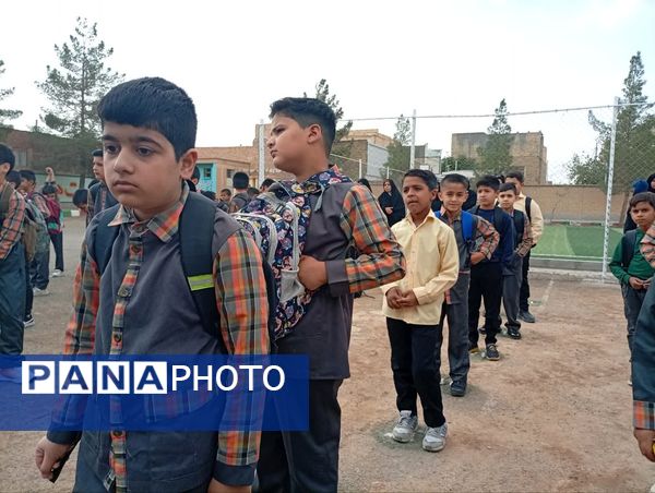 آغاز بازگشایی مدارس و شور و حال دانش آموزان دبستان شهید پسندیده فدافن در نخستین روز پاییز