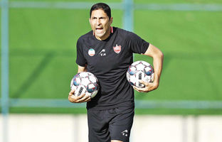 رفتار باشگاه پرسپولیس با هاشمیان حرفه‌ای نبود/ بازیکنان برای هاشمیان تعیین تکلیف می‌کردند