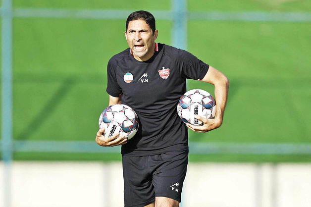 رفتار باشگاه پرسپولیس با هاشمیان حرفه‌ای نبود/ بازیکنان برای هاشمیان تعیین تکلیف می‌کردند