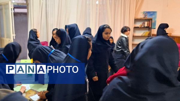  انتخابات شورای دانش آموزی در دبیرستان دخترانه قویدل