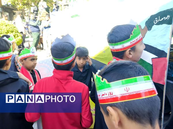 حماسه آفرینی پیشتازان دبستان شهید پسندیده فدافن در راهپیمایی ۱۳ آبان کاشمر