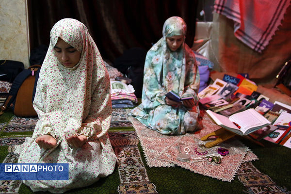 اعتکاف دانش‌آموزی در مسجد لولاگر