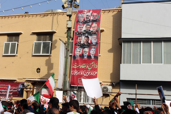 حماسه حضور نوجوانان کفن‌پوش قمی در راهپیمایی «عهد خون»