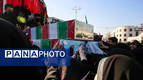 بدرقه پیکر مطهر ۱۳ شهید گمنام در اجتماع عظیم فاطمیون مشهد