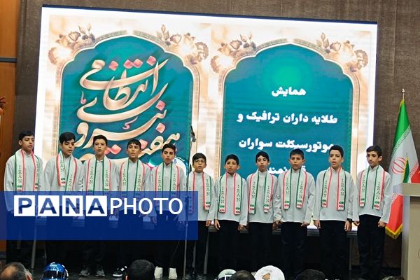 فرهنگ‌سازی با عمل؛ اهدای کلاه ایمنی رایگان در همایش طلایه‌داران ترافیک شهریار