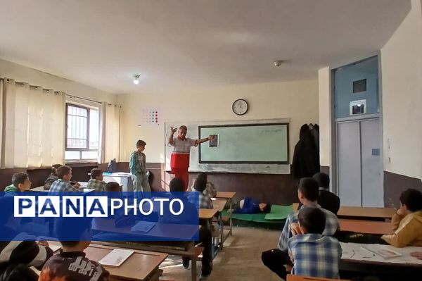 آموزش کمک‌های اولیه در مدرسه شهید فتوحی رباط‌کریم