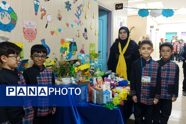 بازدید کارشناس پژوهش ناحیه دو شهرری از نمایشگاه پژوهش دبستان قلنبر