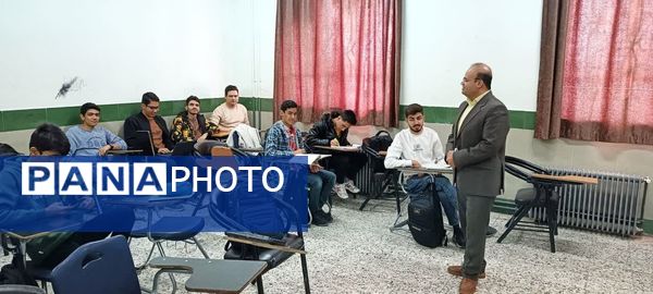 کلاس های تقویتی در دبیرستان نمونه آیت‌الله خامنه ای